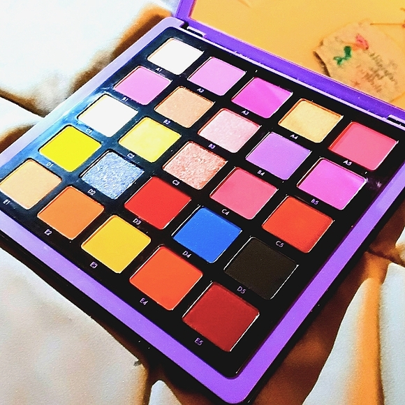 SOLD ABH N❤️RVINA EYESHADOW PRO PIGMENT PALETTE NUMBER ONE - Picture 4 of 6